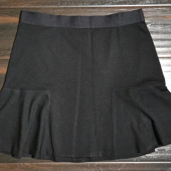 ELIE TAHARI SLIP-ON BLACK FLAIR SKIRT WITH ELASTIC WAISTBAND - SIZE MEDIUM - Picture 1 of 3